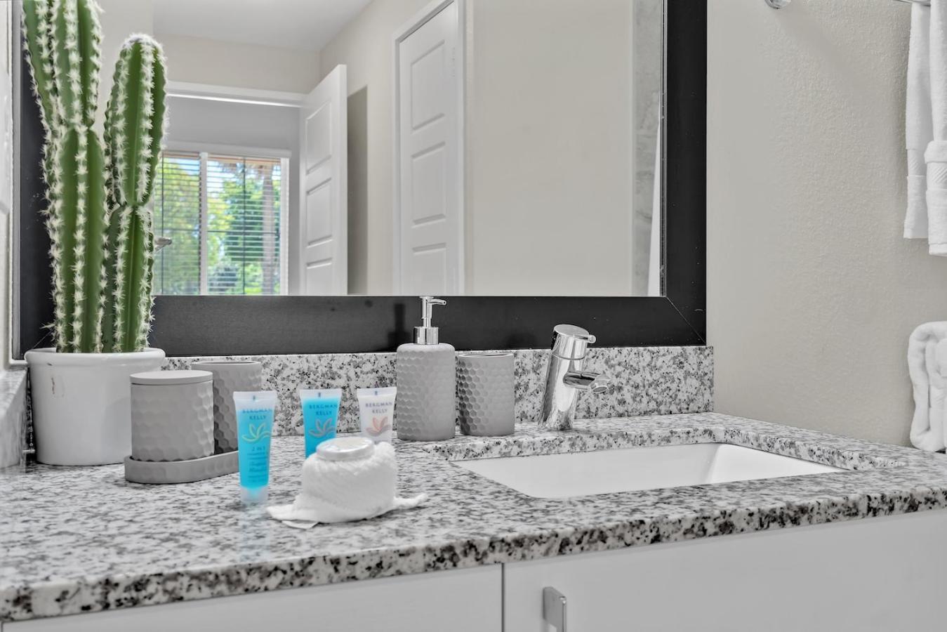 Cozy Retreat 2 Bedroom Hideaway Moments From The Sand Boynton Beach Eksteriør bilde